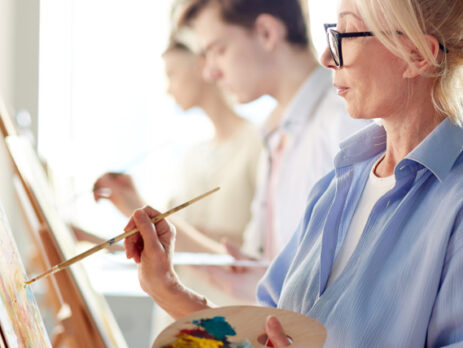 Präsenzunterricht in einer privaten Kunstschule
