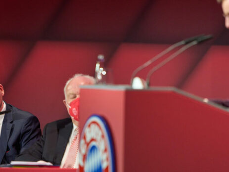 Fan Michael Ott kritisiert den Sponsordeal von Qatar Airways, Prof. Dr. Dieter Mayer 2. Vizepräsident des FC Bayern München, Jahreshauptversammlung des FC BAYERN MÜNCHEN, 25.11.2021, Saison 2021/2022
