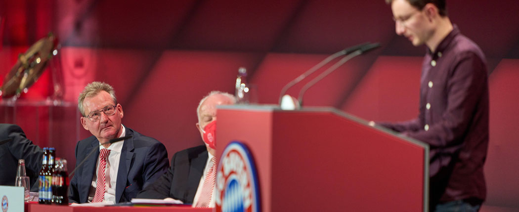 Fan Michael Ott kritisiert den Sponsordeal von Qatar Airways, Prof. Dr. Dieter Mayer 2. Vizepräsident des FC Bayern München, Jahreshauptversammlung des FC BAYERN MÜNCHEN, 25.11.2021, Saison 2021/2022