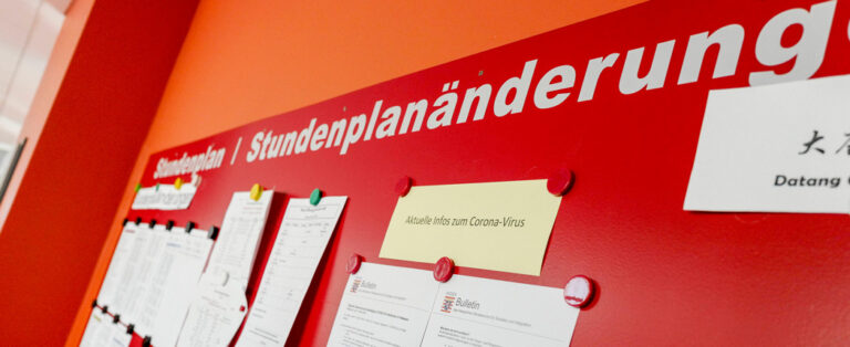 Suspendierung einer Lehrkraft wegen Verstößen gegen Corona-Schutzmaßnahmen