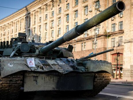 Steht auch bald in Berlin ein zerstörter russischer Panzer wie hier im Kiewer Stadtzentrum?