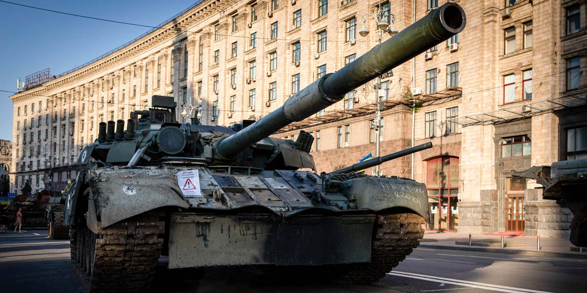 Steht auch bald in Berlin ein zerstörter russischer Panzer wie hier im Kiewer Stadtzentrum?
