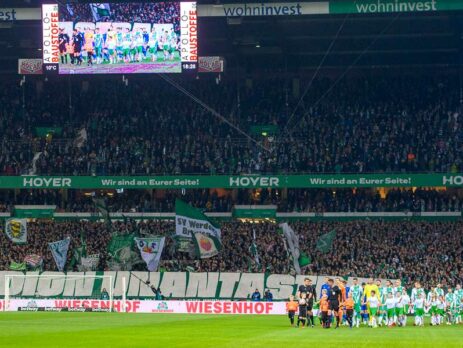 Einlauf der Mannschaften ins Wohninvest Weserstadion Fussball 1. Bundesliga, 13.Spieltag, SV Werder Bremen (HB) - FC Schalke 04 (GE) 2:1, am 05.11.2022 in Bremen/ Deutschland