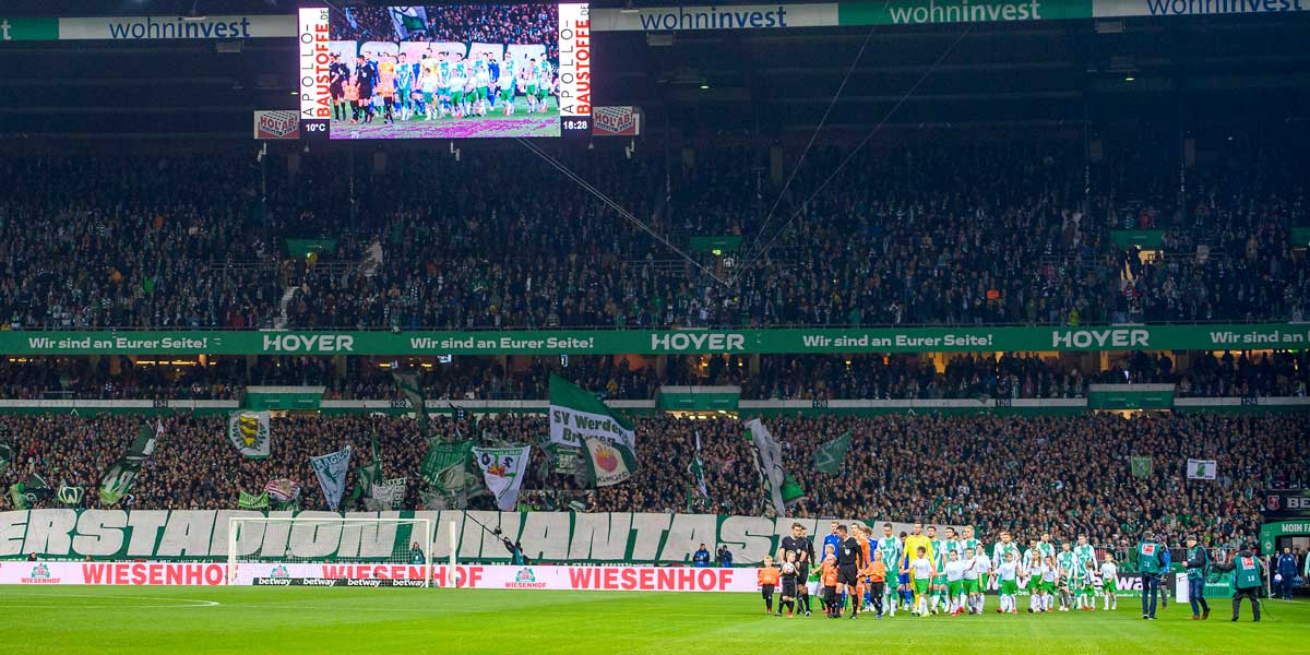 Einlauf der Mannschaften ins Wohninvest Weserstadion Fussball 1. Bundesliga, 13.Spieltag, SV Werder Bremen (HB) - FC Schalke 04 (GE) 2:1, am 05.11.2022 in Bremen/ Deutschland