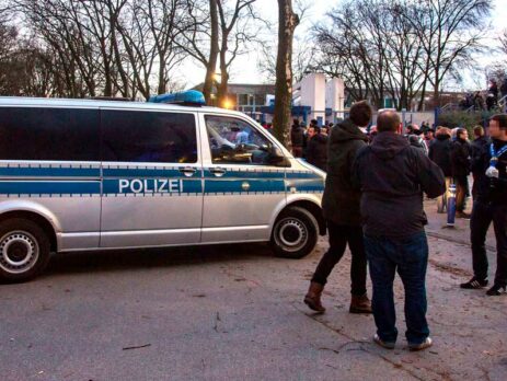 24.02.2017 Fussball Dritte Liga MSV Duisburg - 1. FC Magdeburg. Polizei an den Zugängen der Arena.