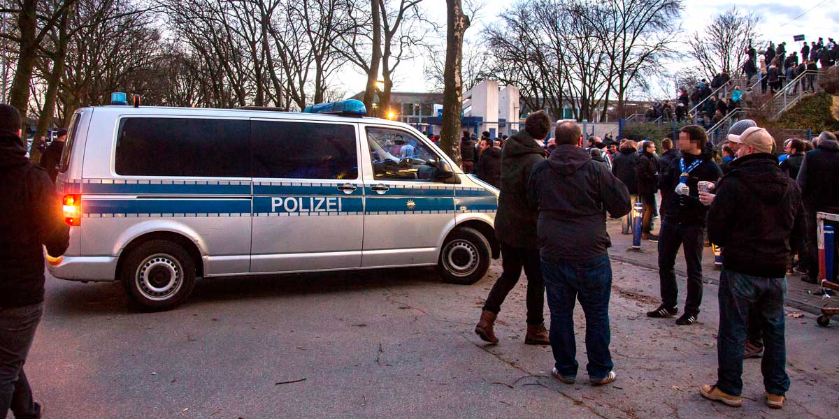 24.02.2017 Fussball Dritte Liga MSV Duisburg - 1. FC Magdeburg. Polizei an den Zugängen der Arena.