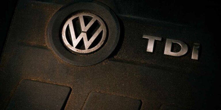 VW Logo auf der Motorabdeckung eines VW Golf 6, Motor EA 189, Dieser Motor löste den Abgasskandal aus
