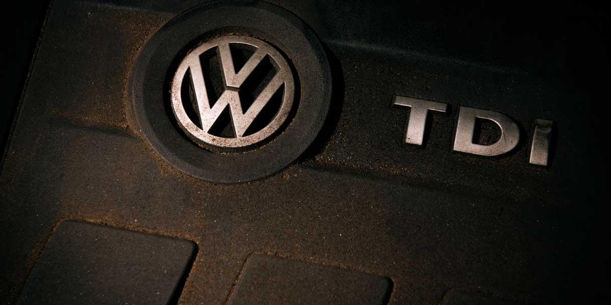 VW Logo auf der Motorabdeckung eines VW Golf 6, Motor EA 189, Dieser Motor löste den Abgasskandal aus
