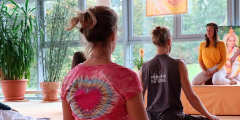 © www.yoga-vidya.de / Yogastunde in Bad Meinberg, Yoga Vidya Ashram