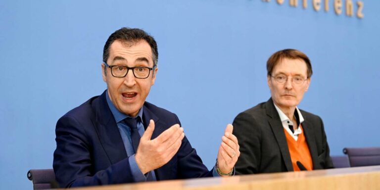 Cem Özdemir und Karl Lauterbach bei der Bundespressekonferenz zur Vorstellung der Cannabis-Gesetzespläne im Haus der Bundespressekonferenz. Berlin, 12.04.2023