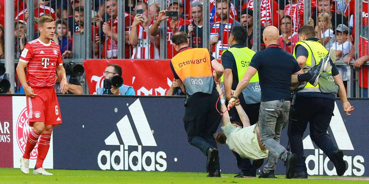 Letzte Generation, wollen sich am Tor festketten. Hier wird ein Aktivist vom Ordnungsdienst, Security-Personal, Steward, ueberwaeltigt und weggebracht. Spieler 6 Joshua Kimmich schaut entsetzt zu.