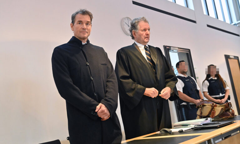 Jens Lehmann, mit seinem Verteidiger RA Dr. Christoph RUECKEL. Strafverfahren gegen Jens Lehmann wegen Sachbeschaedigung und Hausfriedensbruch vor dem Amtsgericht Starnberg am 22.12.2023.